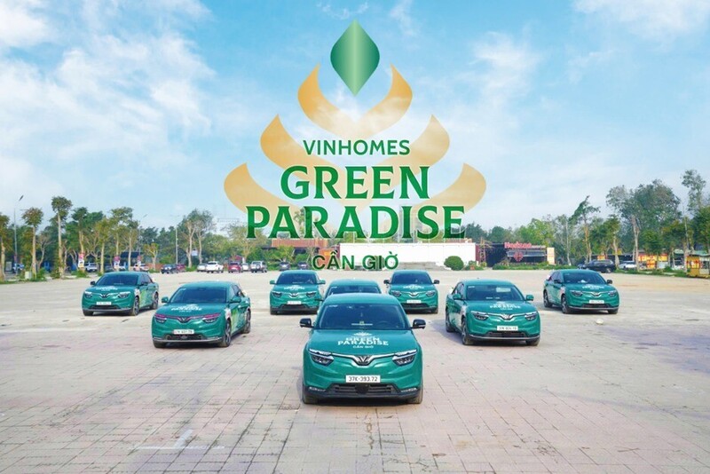 Đoàn xe điện VinFast và xích lô diễu hành trên các tuyến phố trung tâm, thu hút sự chú ý của đông đảo người dân trong ngày 8/3