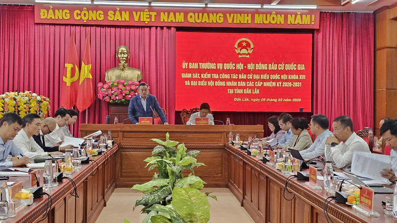 Ủy viên Bộ Chính trị, Bí thư Trung ương Đảng, Chủ nhiệm Ủy ban Kiểm tra Trung ương, Ủy viên Hội đồng Bầu cử Quốc gia Trần Sỹ Thanh làm việc tại Đắk Lắk. Ảnh: Thu Hường