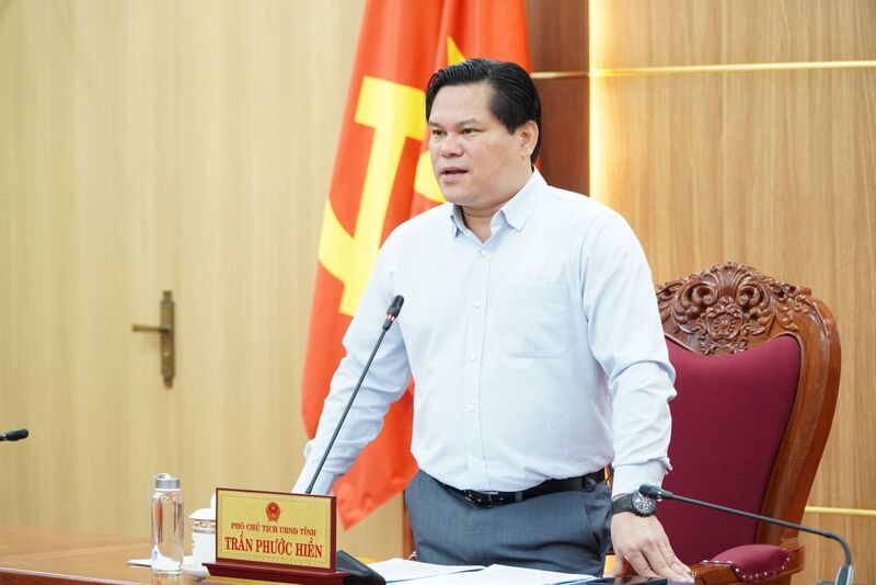 Phó Chủ tịch UBND tỉnh Trần Phước Hiền nhấn mạnh, các địa phương cần chủ động nắm bắt tình hình cung ứng xăng dầu trên địa bàn, kịp thời báo cáo và xử lý các vấn đề phát sinh theo hướng dẫn của cơ quan chuyên môn. Việc tạm dừng hoạt động của các cửa hàng bán lẻ xăng dầu phải được quản lý chặt chẽ, nằm trong sự giám sát của địa phương và cơ quan chức năng. Ảnh: Tuệ Lâm