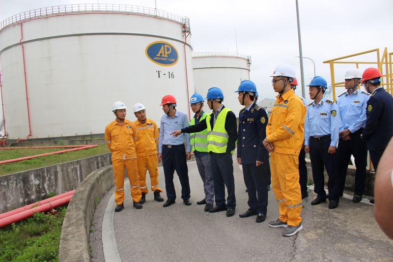 Đoàn công tác của Sở Công Thương Thanh Hóa và Chi cục Quản lý thị trường Thanh Hóa kiểm tra tình hình cung ứng xăng dầu tại Kho xăng dầu Anh Phát. Ảnh: Hoàng Minh