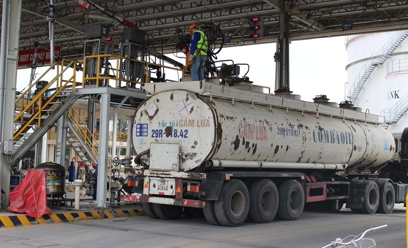 Những ngày gần đây, lượng xăng dầu các thương nhân đầu mối đến lấy tại kho có xu hướng tăng, cao hơn khoảng 30% so với trước đó. Ảnh: Hoàng Minh