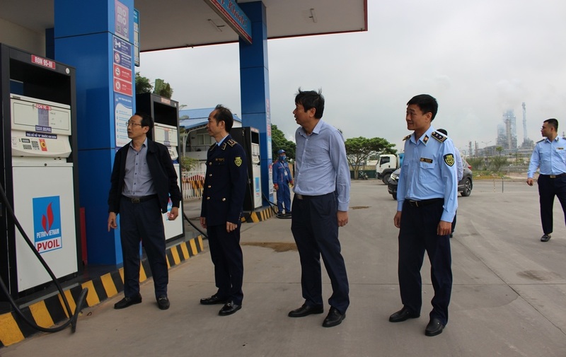 Đoàn công tác của Sở Công Thương và Chi cục QLTT Thanh Hóa kiểm tra cửa hàng xăng dầu PVOIL Nghi Sơn vào chiều ngày 9/3/2026. Ảnh: Hoàng Minh