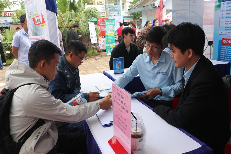 Trong năm 2026, thị trường lao động tỉnh Quảng Ngãi tiếp tục ghi nhận nhu cầu tuyển dụng lớn với hơn 20.700 chỉ tiêu việc làm. Ảnh: Nguyễn Dương