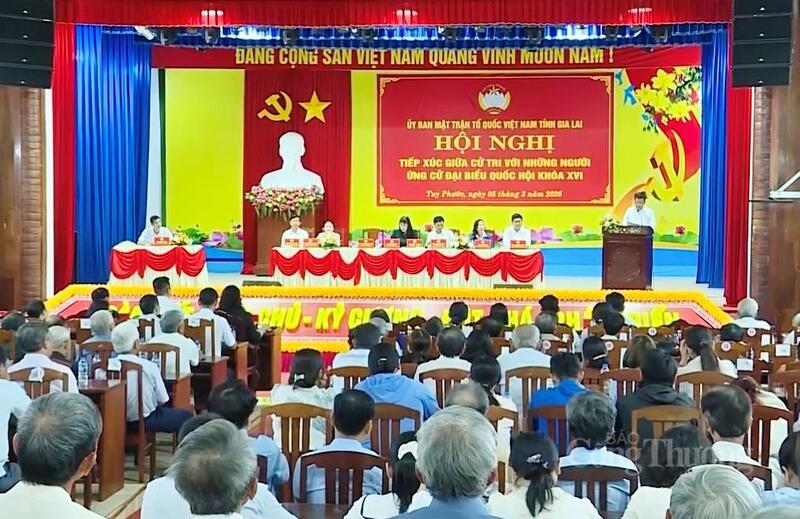 Hội nghị tiếp xúc giữa cử tri với những người ứng cử Đại biểu Quốc hội khóa XVI tại xã Tuy Phước. Ảnh: Hoàng Phát