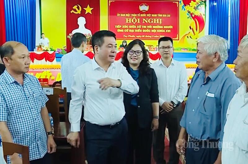 Phó Bí thư Đảng ủy Quốc hội Nguyễn Hồng Diên - ứng cử viên Đại biểu Quốc hội khoá XVI thuộc đơn vị bầu cử số 1 tỉnh Gia Lai trao đổi với người dân xã Tuy Phước ngày 5/3. Ảnh: Hoàng Phát