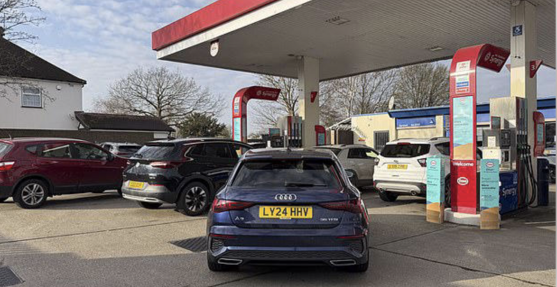 Nguồn cung khan hiếm khiến nhiều cửa hàng bán nhiên liệu ô tô tại châu Âu tắc nghẽn. Ảnh: Daily Mail