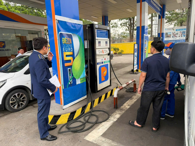 Lực lượng Quản lý thị trường Hà Nội kiểm tra hoạt động kinh doanh xăng dầu trên địa bàn thành phố. Ảnh: Huy Hoàng