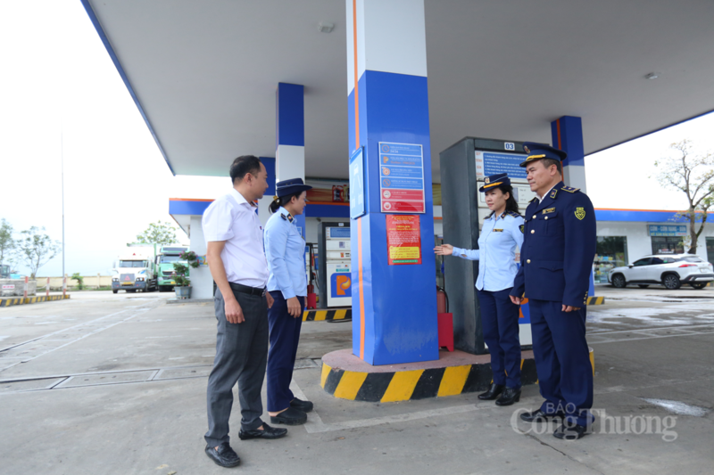 Chi cục QLTT Hà Tĩnh tăng cường kiểm tra, bình ổn giá cả tại các cửa hàng xăng dầu trên địa bàn. Ảnh: Trọng Tùng