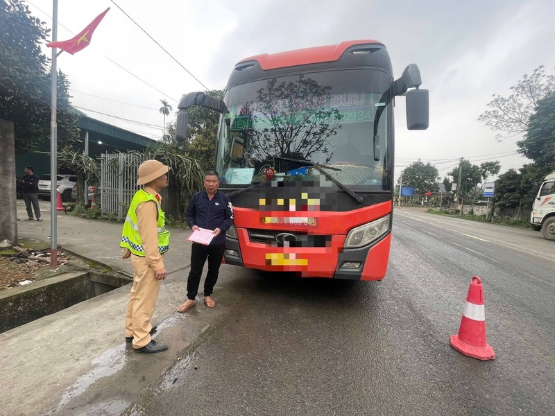 Lực lượng Cảnh sát giao thông tỉnh Tuyên Quang kiểm tra phương tiện chở quá số người được phép chở. Ảnh: Cục Cảnh sát giao thông
