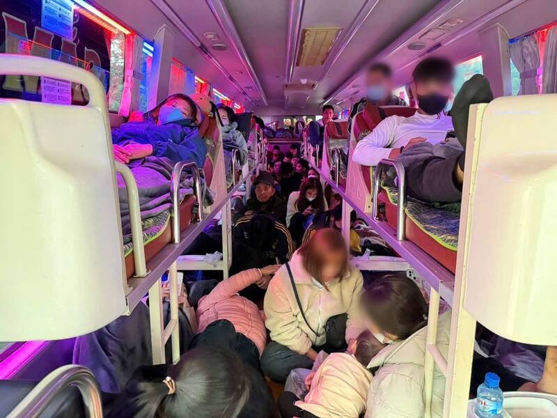 Bên trong xe khách 19 chỗ chở tới 60 người. Ảnh: Cục Cảnh sát giao thông