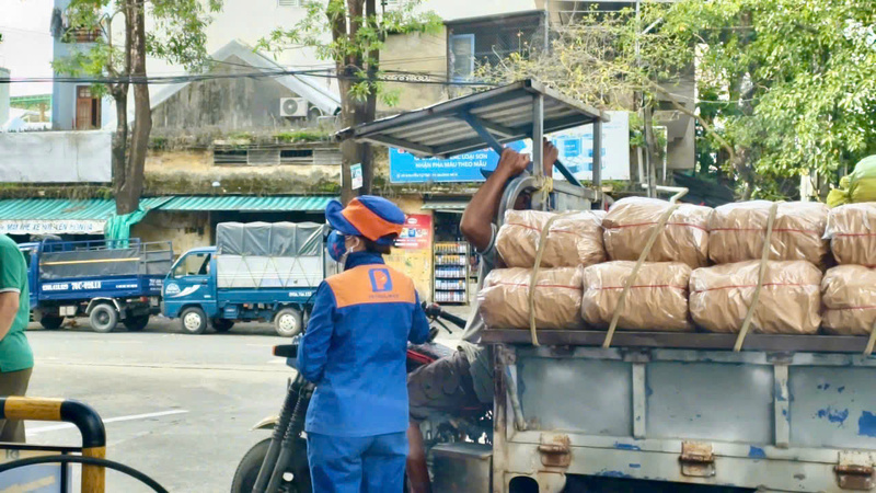 Sở Công Thương tỉnh Quảng Ngãi đã ban hành nhiều văn bản chỉ đạo các cơ quan, đơn vị và thương nhân kinh doanh xăng dầu triển khai các giải pháp nhằm ổn định thị trường. Ảnh: Nguyễn Dương