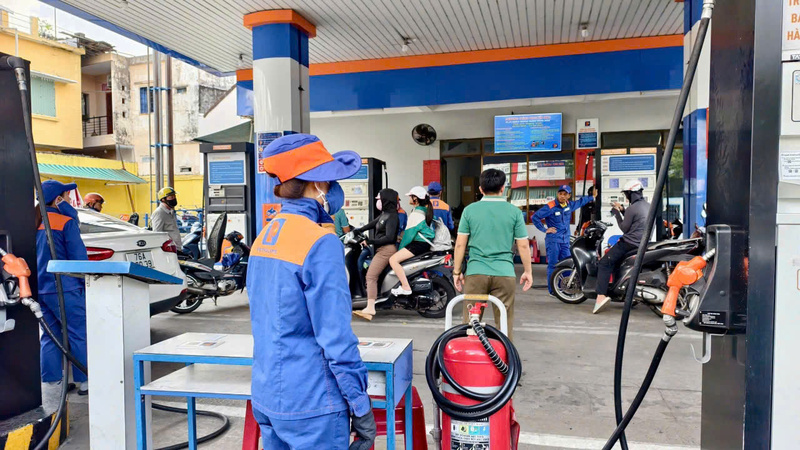 Toàn tỉnh Quảng Ngãi hiện có 365 cửa hàng bán lẻ xăng dầu, phân bố trên nhiều địa bàn, cơ bản đáp ứng nhu cầu tiêu dùng và sản xuất của người dân, doanh nghiệp. Ảnh: Nguyễn Dương