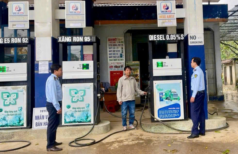 Lực lượng Quản lý thị trường Quảng Ngãi đang đẩy mạnh công tác kiểm tra, kiểm soát bán xăng dầu trên địa bàn. Ảnh: Tuệ Lâm