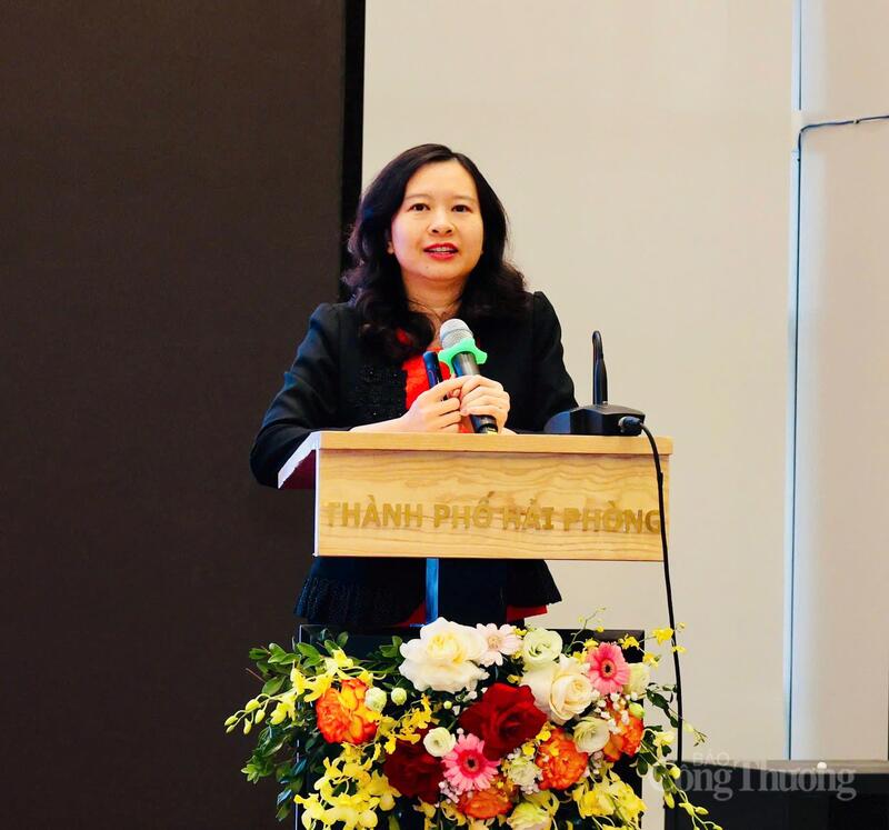 Bà Trịnh Thị Thu Hiền - Phó Cục trưởng Cục Xuất nhập khẩu (Bộ Công Thương) hướng dẫn xác minh xuất xứ hàng hoá trong bối cảnh thương mại quốc tế hiện nay.