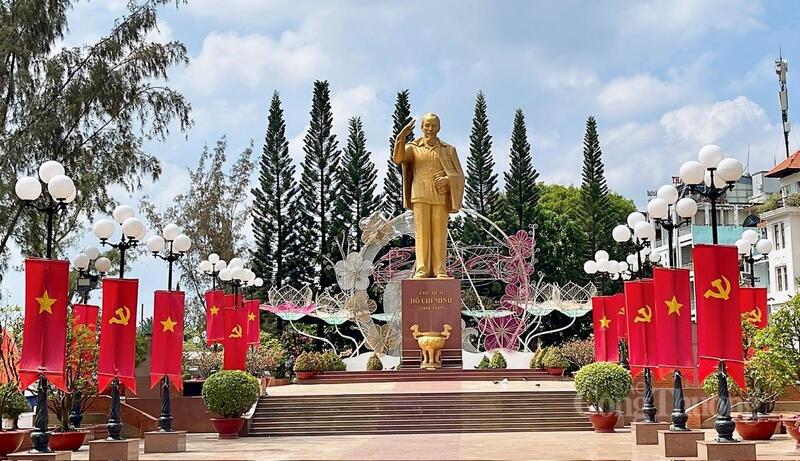 Quảng trường Tượng đài Chủ tịch Hồ Chí Minh rực rỡ sắc đỏ hướng về ngày hội bầu cử.