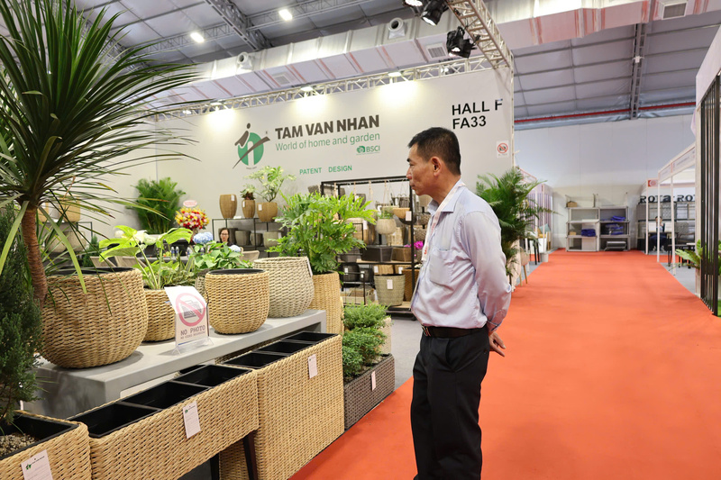 Những mặt hàng như đèn mây tre, giỏ đựng và đồ trang trí truyền thống luôn là điểm nhấn thu hút khách hàng tại các kỳ triển lãm quốc tế. Ảnh: Minh Anh