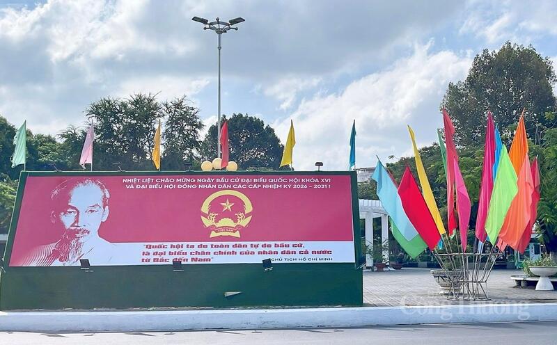 Cụm pano tuyên truyền bầu cử nổi bật tại nút giao thông trung tâm thành phố.