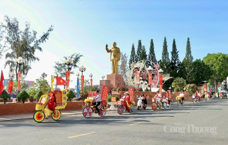 Phường Ninh Kiều tổ chức diễu hành xe tuyên truyền lưu động chào mừng ngày bầu cử.