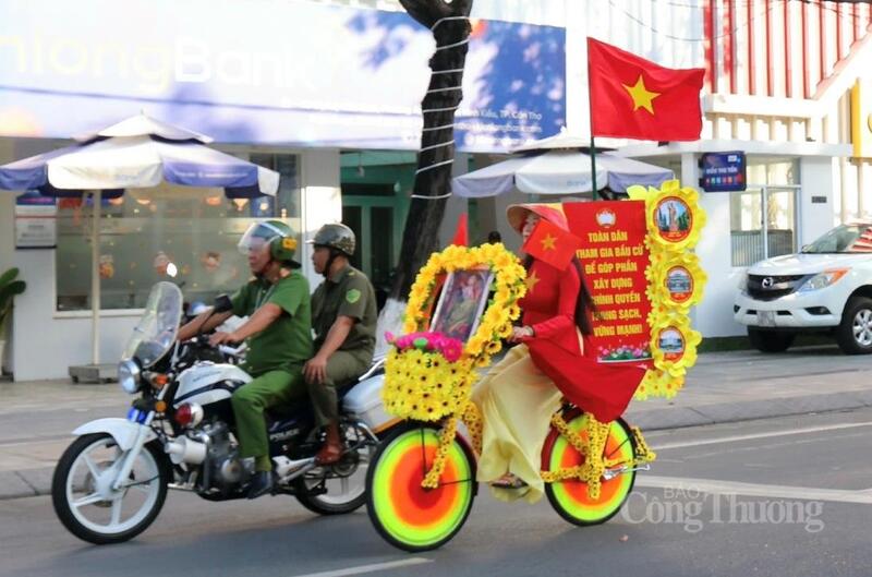 Diễu hành xe tuyên truyền lưu động.