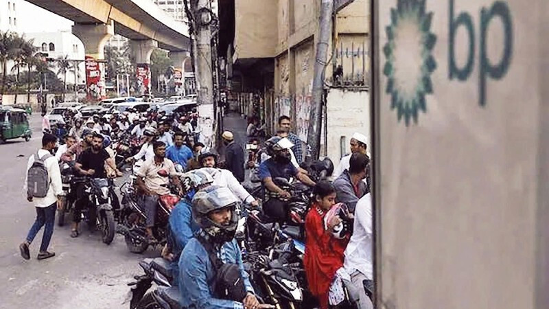 Người dân Bangladesh xếp hàng mua xăng do lo ngại giá tăng mạnh. Ảnh: N.D