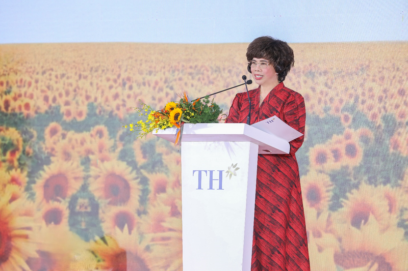 Anh hùng Lao động Thái Hương – Nhà sáng lập, Chủ tịch Hội đồng Chiến lược Tập đoàn TH chia sẻ tại Lễ khởi công Nhà máy Chế biến thực phẩm sạch TH Bình Dương.