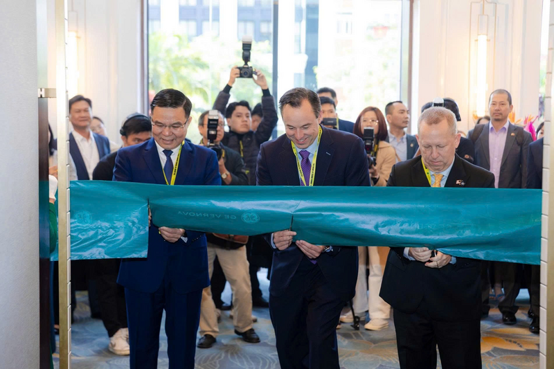 Quyền Bộ trưởng Lê Mạnh Hùng cùng Đại biện lâm thời Phái đoàn Ngoại giao Hoa Kỳ và Lãnh đạo Tập đoàn GE Vernova cắt băng khai trương Triển lãm công nghệ GE trong khuôn khổ diễn đàn.