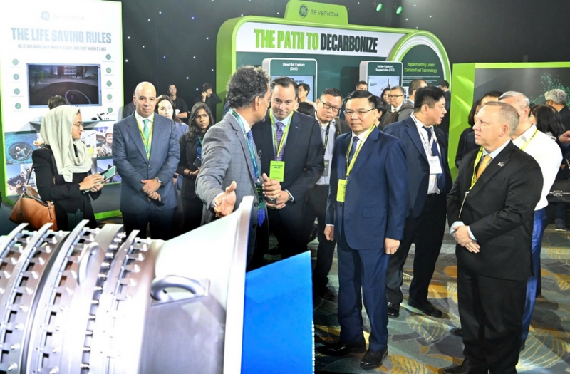Đại diện GE Vernova giới thiệu các công nghệ và giải pháp năng lượng của tập đoàn tại khu vực triển lãm.