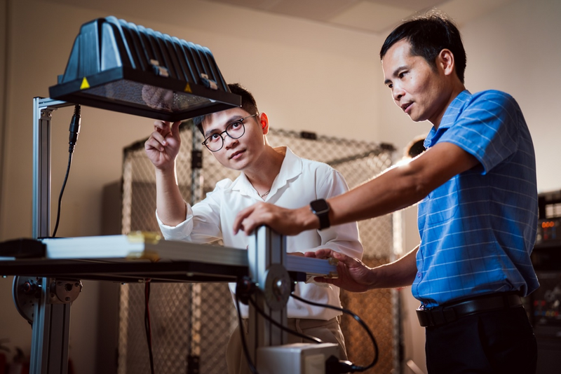 TS. Đỗ Danh Cường (áo xanh) - Trưởng nhóm nghiên cứu giới thiệu mô hình thí nghiệm về năng lượng mặt trời