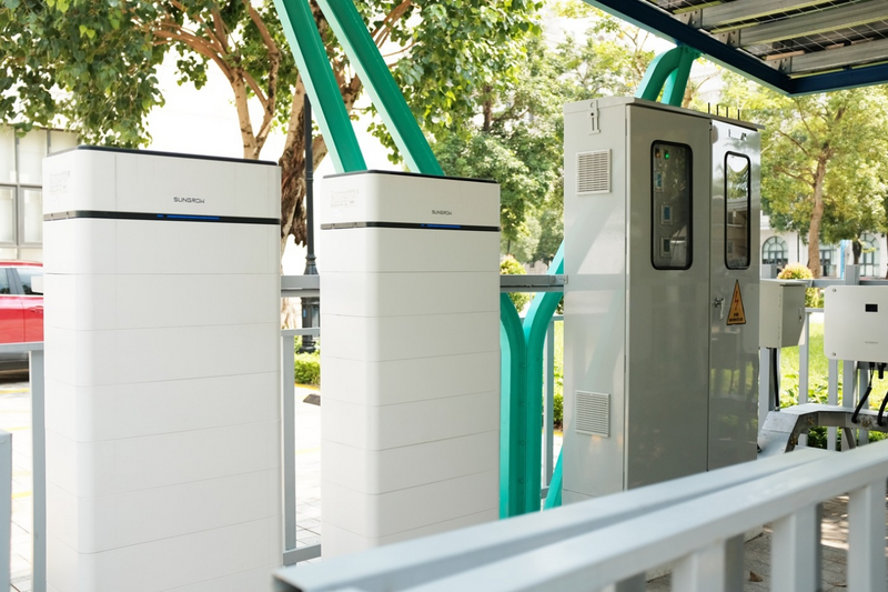 Hệ thống pin trữ điện và hộp điều khiển trung tâm của trạm sạc