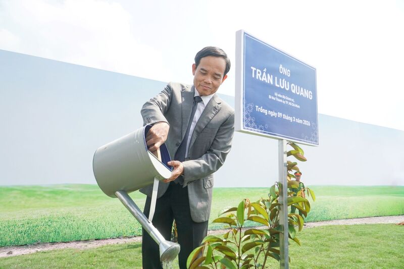 Ủy viên Bộ Chính trị, Bí thư Thành ủy TP. Hồ Chí Minh Trần Lưu Quang tham gia Chương trình Tết trồng cây đời đời nhớ ơn Bác Hồ.