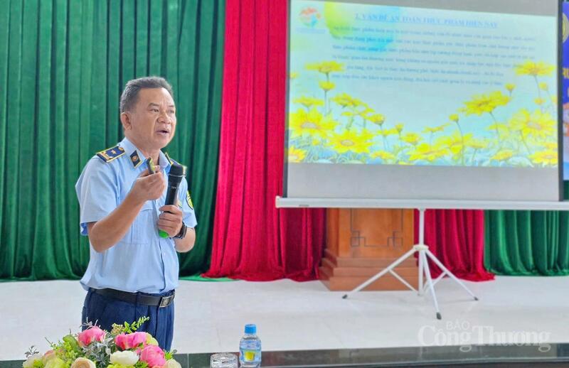 Ông Đinh Văn Hà, Phó Chi cục trưởng Chi cục Quản lý thị trường tỉnh Gia Lai tuyên truyền phổ biến pháp luật về giá, an toàn thực phẩm gắn với Năm Du lịch quốc gia - Gia Lai 2026 cho các tổ chức, cá nhân.