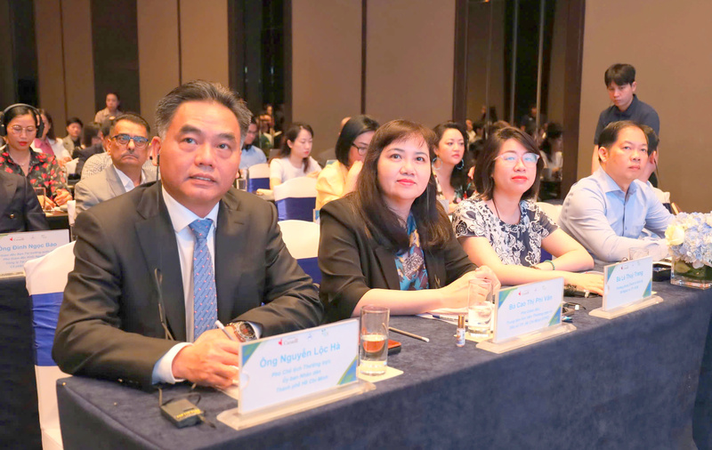 Lãnh đạo TP. Hồ Chí Minh và các đại biểu tham dự sự kiện. Ảnh: Minh Khuê.