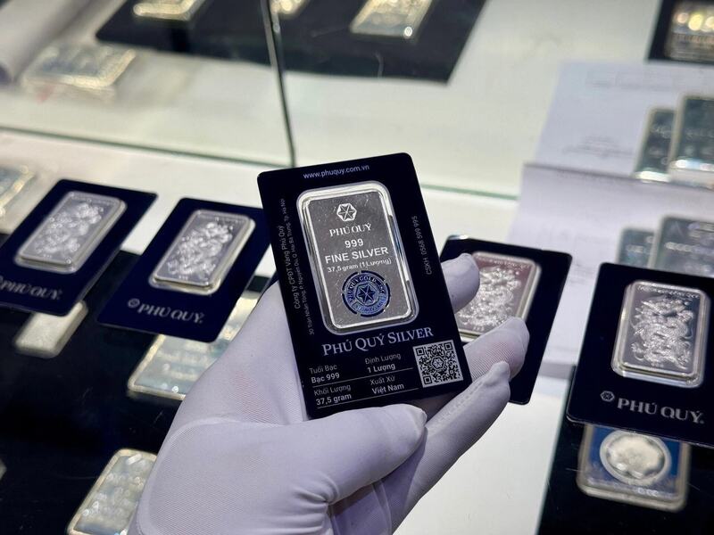Giá bạc toàn cầu trải qua tuần giao dịch biến động giảm mạnh. Ảnh: Phú Quý