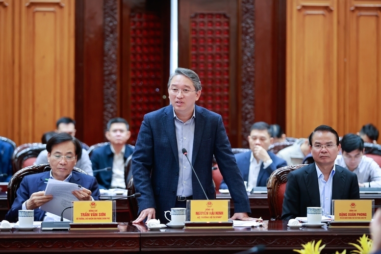 Bộ trưởng Bộ Tư pháp Nguyễn Hải Ninh báo cáo tại phiên họp - Ảnh: VGP/Nhật Bắc