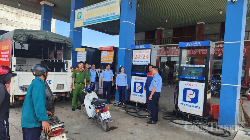 Lực lượng chức năng kiểm tra cơ sở kinh doanh xăng dầu ở phía Tây Đắk Lắk. Ảnh: Vũ Long