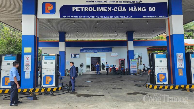Một cửa hàng kinh doanh xăng dầu trên Quốc lộ 14, đoạn qua xã Hoà Phú, tỉnh Đắk Lắk. Ảnh: Vũ Long