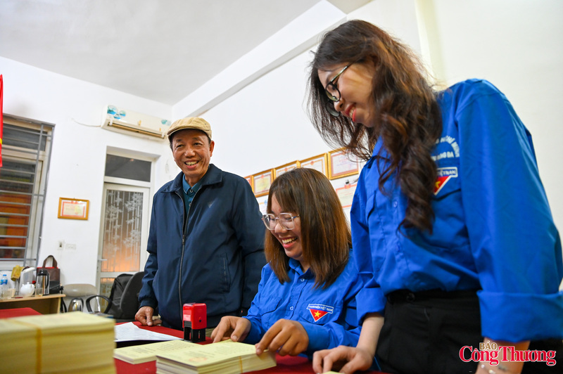 Kể từ khi chuẩn bị cho công tác bầu cử, 20h hàng ngày, phòng họp khu dân cư 58, Tổ dân phố 63 (phường Đống Đa, TP. Hà Nội) luôn sáng đèn. Ông Trần Đình Việt - Bí thư Chi bộ, Tổ trưởng hòm phiếu số 8, khu vực bầu cử số 2 cùng các đoàn viên thanh niên đang sắp xếp và đóng dấu từng phiếu bầu.