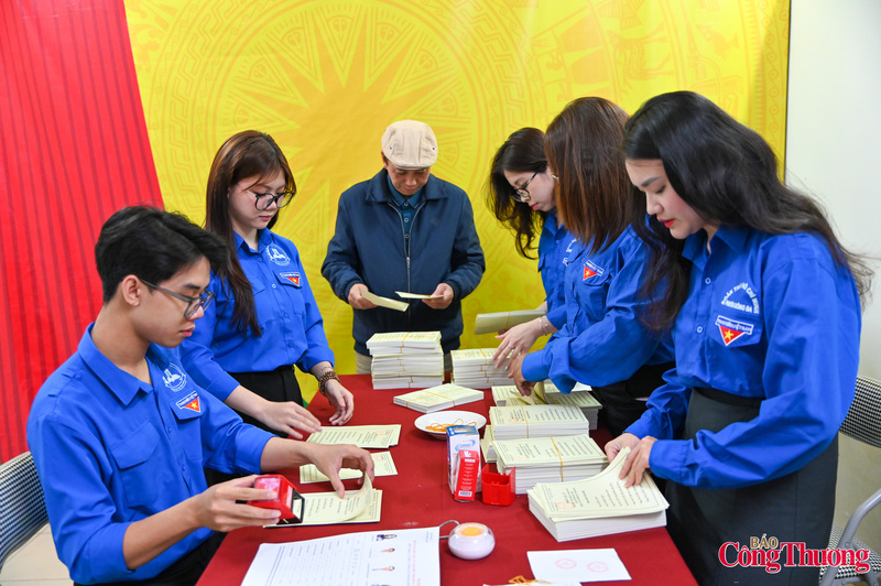 Còn 5 ngày là đến cuộc bầu cử đại biểu Quốc hội và HĐND các cấp, cán bộ khu dân cư cùng đoàn viên thanh niên phường Đống Đa đi từng ngõ, gõ từng nhà phát thẻ cử tri, hướng dẫn người dân đi bỏ phiếu.Kêt