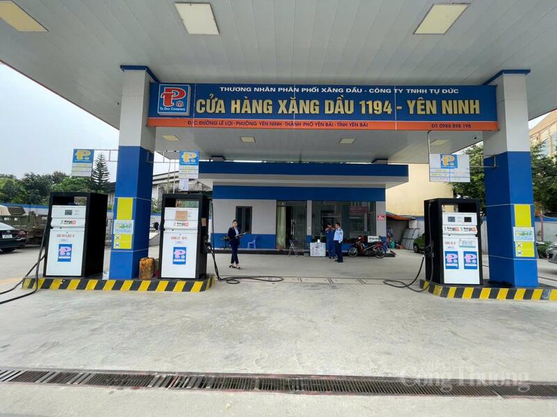 Lực lượng Quản lý thị trường tỉnh Lào Cai kiểm tra cửa hàng xăng dầu trên địa bàn ngày 9/3