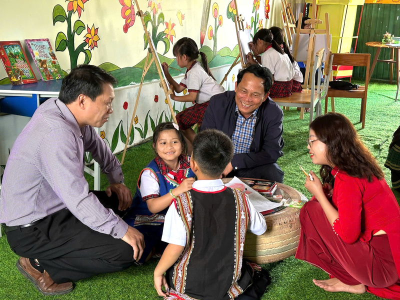 Các lãnh đạo xã Tu Mơ Rông đã trực tiếp đến các trường học, trò chuyện cùng các em về những kỳ bầu cử trước đây để các em có thêm tư liệu sáng tác. Ảnh: Nguyễn Dương