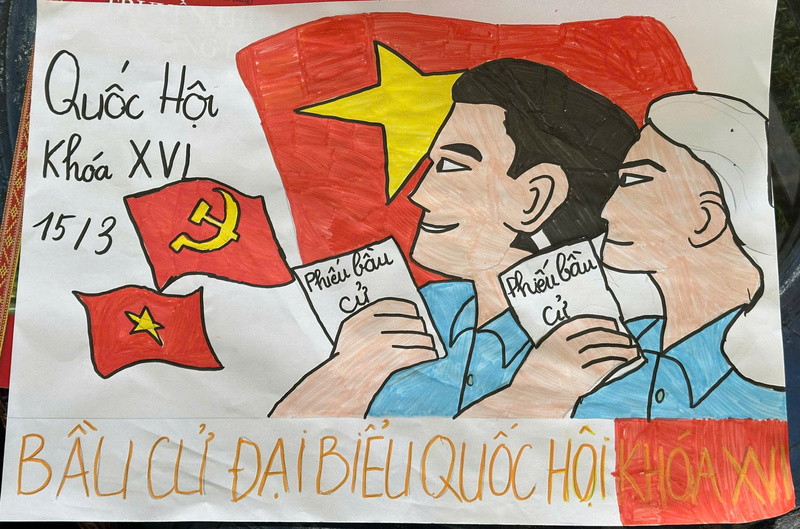 Những bức tranh bằng nét vẽ hồn nhiên và đầy cảm xúc của các học sinh đồng bào Xê Đăng. Ảnh: Nguyễn Dương