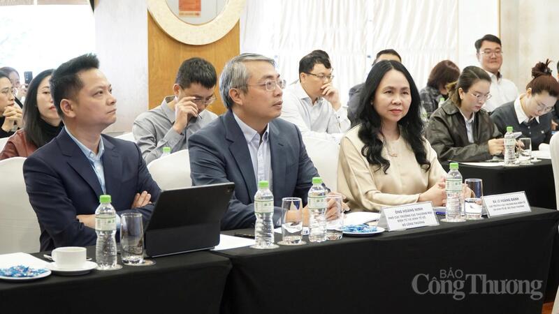 Lãnh đạo Cục Thương mại điện tử và Kinh tế số tham dự toạ đàm. Ảnh: Minh Trang