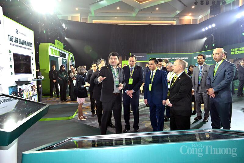 Đại diện GE Vernova trực tiếp giới thiệu tới các đại biểu những gian trưng bày công nghệ tại khu vực triển lãm.