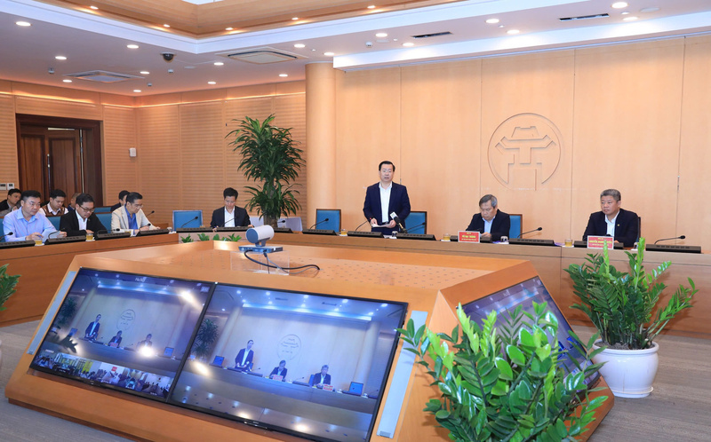 Giám đốc Sở Công Thương Hà Nội Võ Nguyên Phong báo cáo về công tác quản lý, phát triển làng nghề và cụm công nghiệp trên địa bàn thành phố. Ảnh: HN