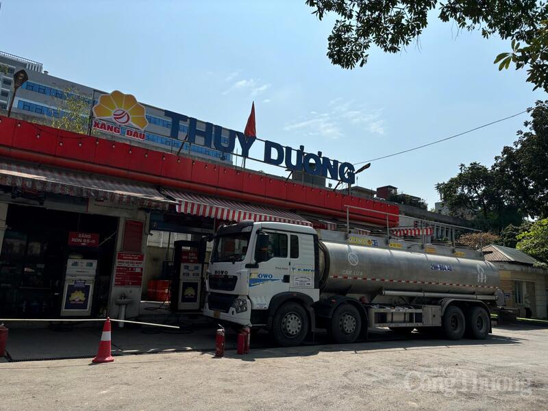 Cửa hàng xăng dầu Thuỵ Dương đưa thêm xăng vào bể chứa. Ảnh: Phong Lâm