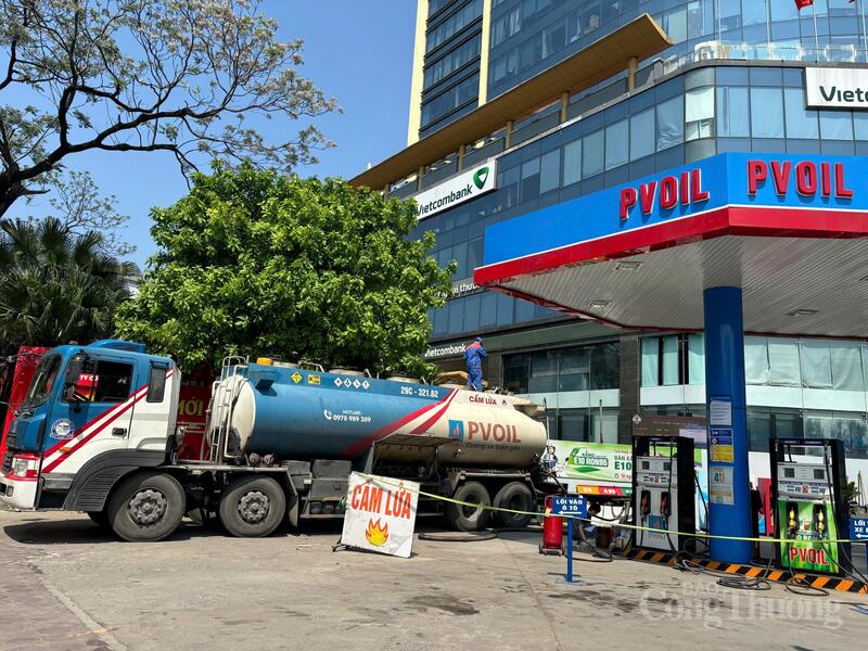 Cửa hàng xăng dầu Nghĩa Tân bổ sung thêm xăng vào bể chứa để phục vụ người dân (ghi nhận lúc 13h ngày 10/3). Ảnh: Phong Lâm