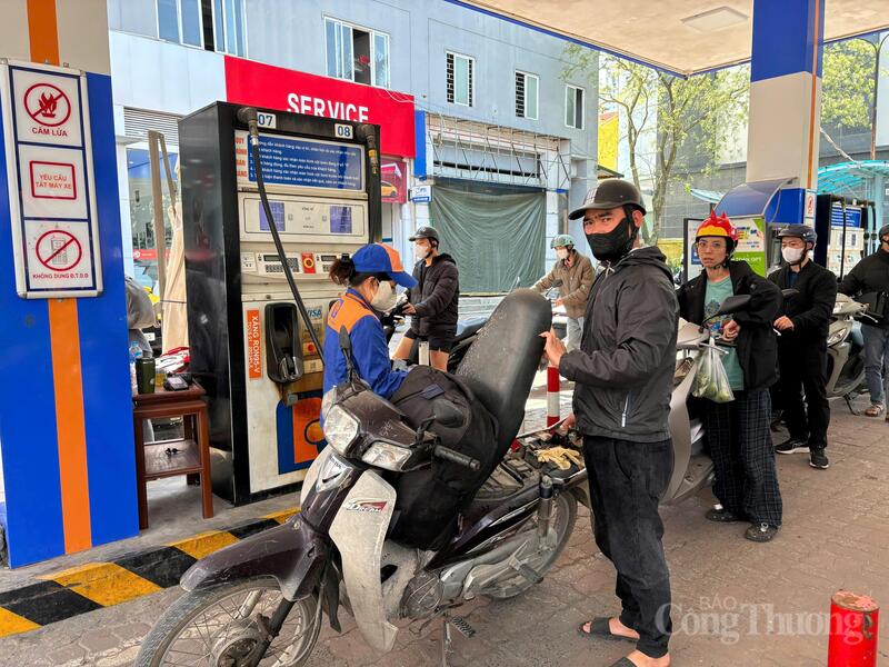 Nhiều cây xăng trên địa bàn TP. Hà Nội đảm bảo đủ nguồn cung phục vụ người dân, không xảy ra hiện tượng mua tích trữ. Ảnh: Phong Lâm