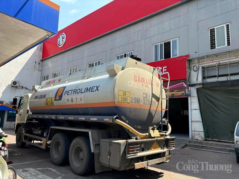 Riêng ngày 10/3, Cửa hàng xăng dầu Petrolimex số 60 đã nhập vào 64 m3 xăng. Ảnh: Phong Lâm