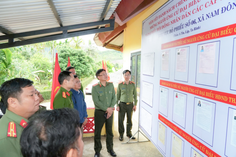 Lãnh đạo Công an thành phố Huế kiểm tra công tác bầu cử tại xã Khe Tre. Ảnh: H. Minh