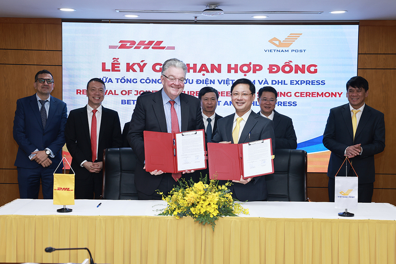 Tổng công ty Bưu điện Việt Nam (Vietnam Post) và Công ty DHL Express (Bưu chính Đức) tổ chức lễ ký gia hạn hợp đồng (Ảnh: Quân Đỗ)